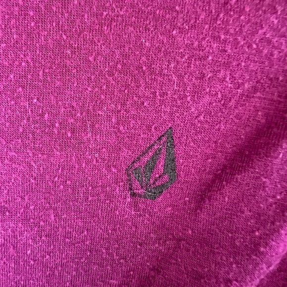 Volcom Violet Purple Womenโs Relaxed Fit Bow Pocket V-Neck Tee Shirt Size Small - Picture 5 of 5